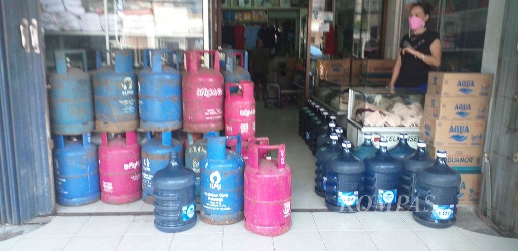 Tabung gas ukuran 15 kg dijual di Toko Hokki milik Anastasi Elen (54) di Kupang, Minggu (6/3/2022).