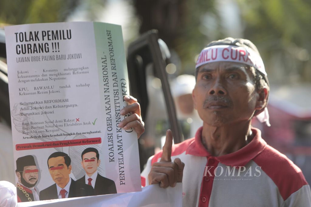 Pengunjuk rasa yang terdiri atas beberapa kelompok berkumpul membawa poster dan menggunakan ikat kepala di kawasan Kantor KPU, Jakarta, Rabu (20/3/2024).