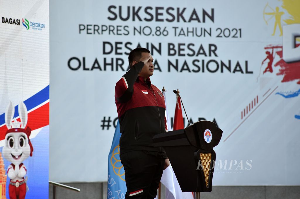 Menteri Pemuda dan Olahraga Dito Ariotedjo membalas hormat para atlet sebelum berakhirnya upacara pengukuhan kontingen Indonesia untuk SEA Games Kamboja 2023 di Kantor Kemenpora, Jakarta, Selasa (2/5/2023). 