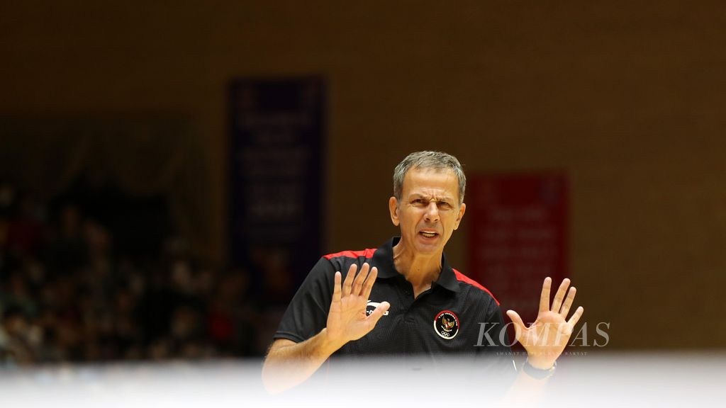 The Indonesian basketball team coach Milos Pejic gives instructions to his athletes who competed against the Vietnam basketball national team in the basketball match at the 2021 SEA Games Vietnam at the Thanh Tri Gymnasium, Hanoi, Vietnam, Saturday (21/5/2022). The Indonesian basketball national team was superior to the host basketball team Vietnam with a score of 94-67.