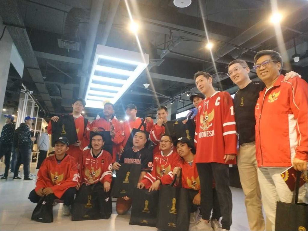 Anggota timnas hoki es berfoto bersama CEO Juaraga di Juaraga Store, FX Senayan, Jakarta, Sabtu (8/4/2023).