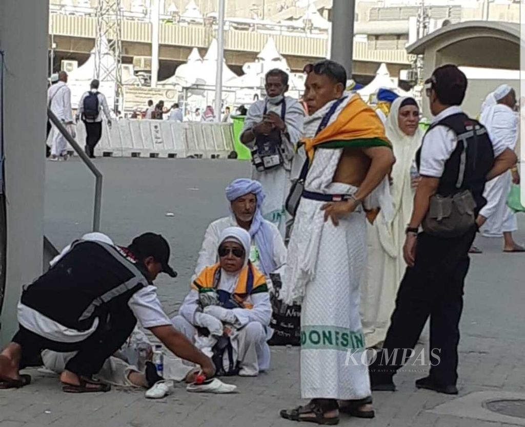 Seorang jemaah haji mendapatkan pertolongan dari petugas kesehatan haji saat pelaksanaan lontar jumrah di kawasan Mina, Arab Saudi, pada musim haji 2018 lalu.