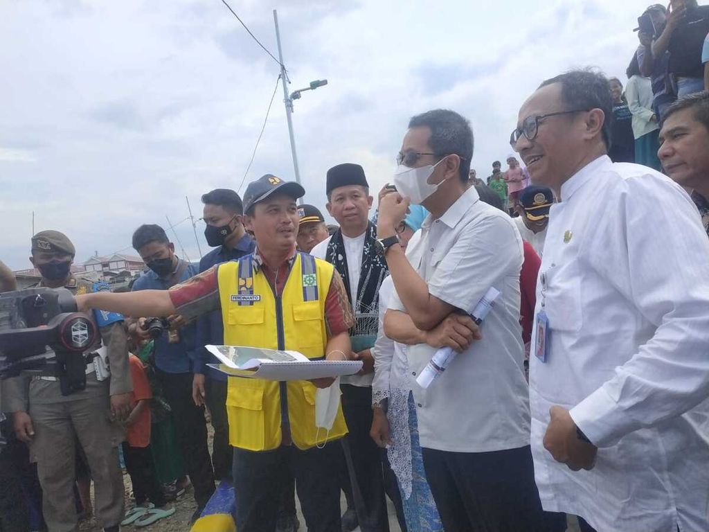 Penjabat Gubernur DKI Jakarta Heru Budi Hartono saat meninjau tanggul Pantai Kalibaru di kawasan Cilincing, Jakarta Utara, Jumat (20/1/2023).