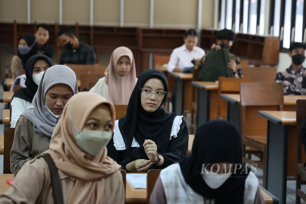 Calon mahasiswa bersiap mengikuti Ujian Tertulis Berbasis Komputer Seleksi Nasional Berdasar Tes (UTBK-SNBT) di Gedung Perpustakaan Institut Seni Indonesia (ISI) Yogyakarta, Kecamatan Sewon, Bantul, DI Yogyakarta, Selasa (30/4/2024). 