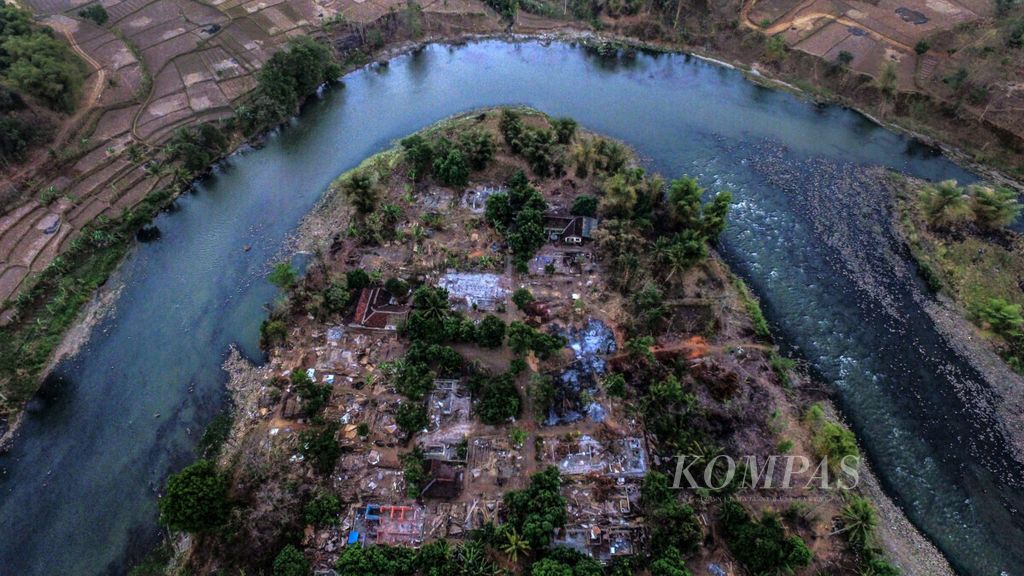 Foto  hari terakhir desa yang dipaksa tenggelam. Aliran Cimanuk Dan Reruntuhan Rumah Warga.