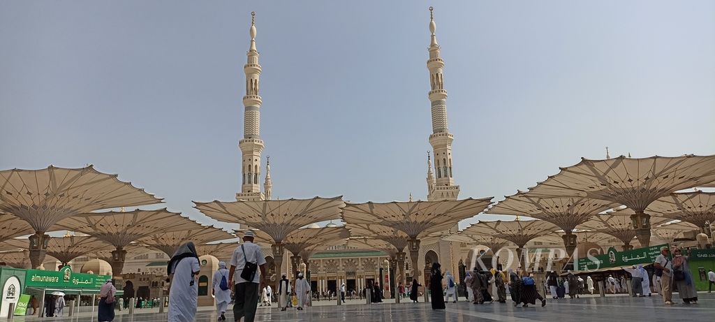 Jemaah pulang dari menunaikan shalat Ashar dari Masjid Nabawi di Madinah, Arab Saudi, Minggu (24/7/2022) sore. Banyak anggota jemaah haji yang menunaikan amalan sunah di masjid ini, terutama arbain, yaitu menjalankan shalat 40 waktu.