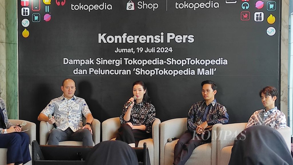 (Kiri ke kanan): Pemilik Inthebox, Tobi Gunawan; Senior Director of E-commerce Shop | Tokopedia (dulu Tiktok Shop Indonesia) Stephanie Susilo; Vice President Aerostreet Adhitya Caesario; dan pendiri Something, Benny Yahya, saat menghadiri peluncuran fitur Shop | Tokopedia Mall, Jumat (19/7/2024), di Jakarta.