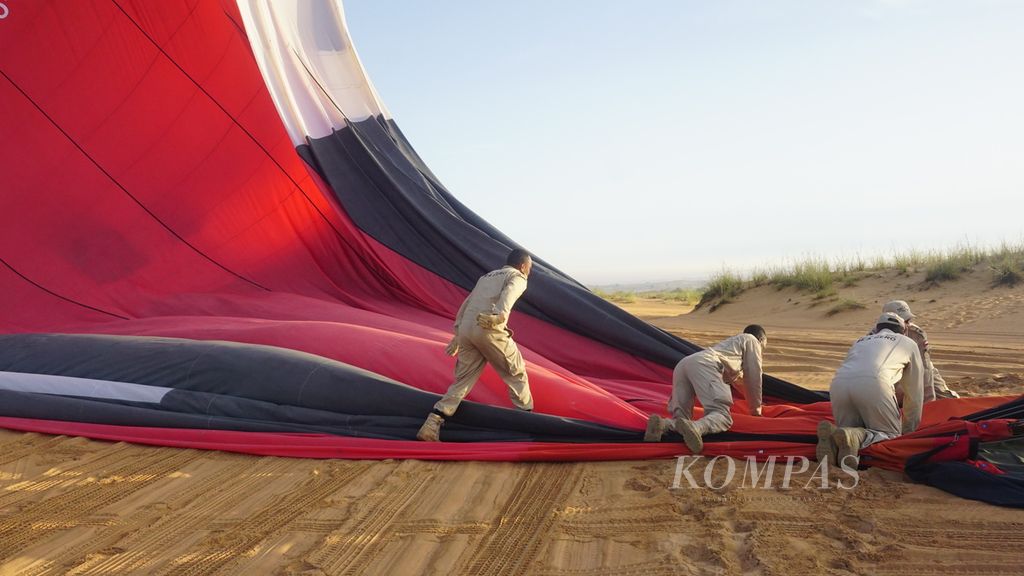  A number of crew deflated a hot air balloon that had just landed in the Dubai Desert, Dubai, United Arab Emirates, Friday (22/3/2024) morning.
