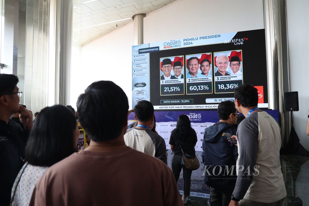 Jajaran pemimpin harian <i>Kompas</i> dan tamu undangan menyaksikan layar yang menampilkan hasil Hitung Cepat 2024 Litbang <i>Kompas</i> di Menara Kompas, Jakarta, Rabu (14/2/2024). 