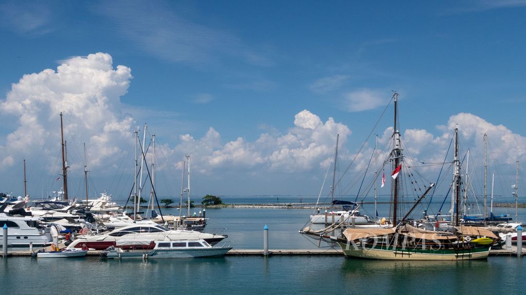 Sejumlah <i>yacht </i>sandar di kawasan resor Nongsa Point Marina, Batam, Kepulauan Riau, Senin (28/11/2022).