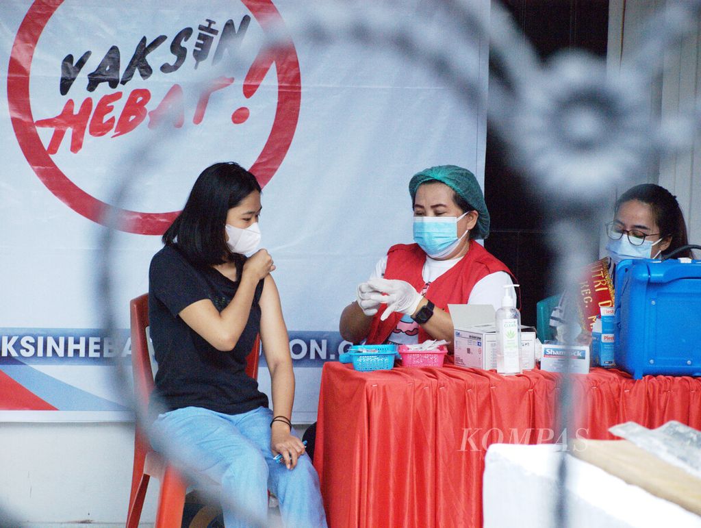 Seorang warga mendapatkan suntikan vaksin Covid-19 di Kelurahan Kleak, Malalayang, Manado, Sulawesi Utara, Rabu (14/7/2021). Vaksinasi di Manado dan Sulut secara umum melambat karena menipisnya stok vaksin, sementara pasokan dari pemerintah pusat belum kunjung datang.