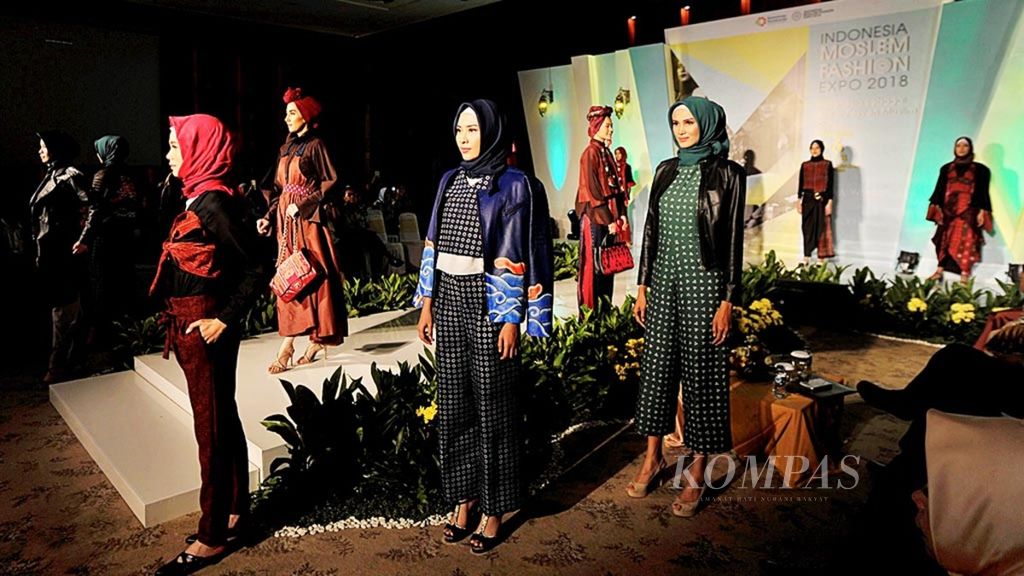 Model memperagakan rancangan busana dalam pembukaan Indonesia Moslem Fashion Expo di Kementerian Perindustrian, Jakarta, 1 Oktober 2018.