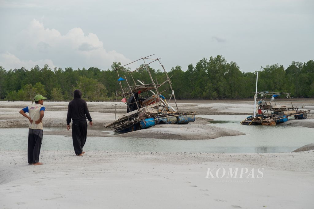 Ponton petambang ilegal ditinggalkan pemiliknya di pesisir Dusun Mengkubung, Desa Riding Panjang, Kecamatan Belinyu, Kabupaten Bangka, Bangka Belitung, Kamis (8/4/2021).