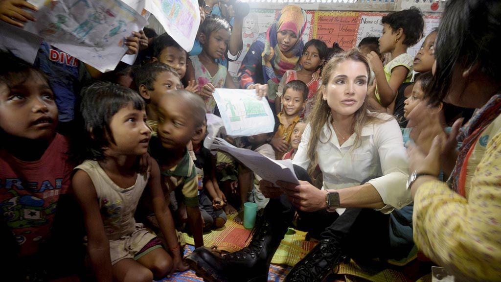 Ratu Rania dari Jordania duduk bersama anak-anak pengungsi Rohingya di sekolah darurat yang difasilitasi Badan PBB untuk Anak-anak (UNICEF) dalam kunjungannya ke kamp pengungsi Kutupalong di Ukhia, Banglades, Senin (23/10). Tak kurang dari 600.000 warga Rohingya menyeberangi perbatasan Myanmar untuk mengungsi ke Banglades sejak Agustus. 