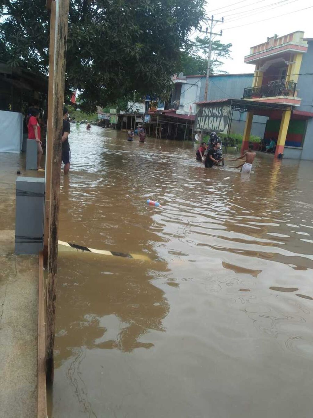 Banjir di ruas jalan utama kota Nanga Tayap, ibu kota Kecamatan Nanga Tayap, Kabupaten Ketapang, Kalimantan Barat, Selasa (11/10/2022). Jalan tersebut bagian dari jalur trans-Kalimantan.