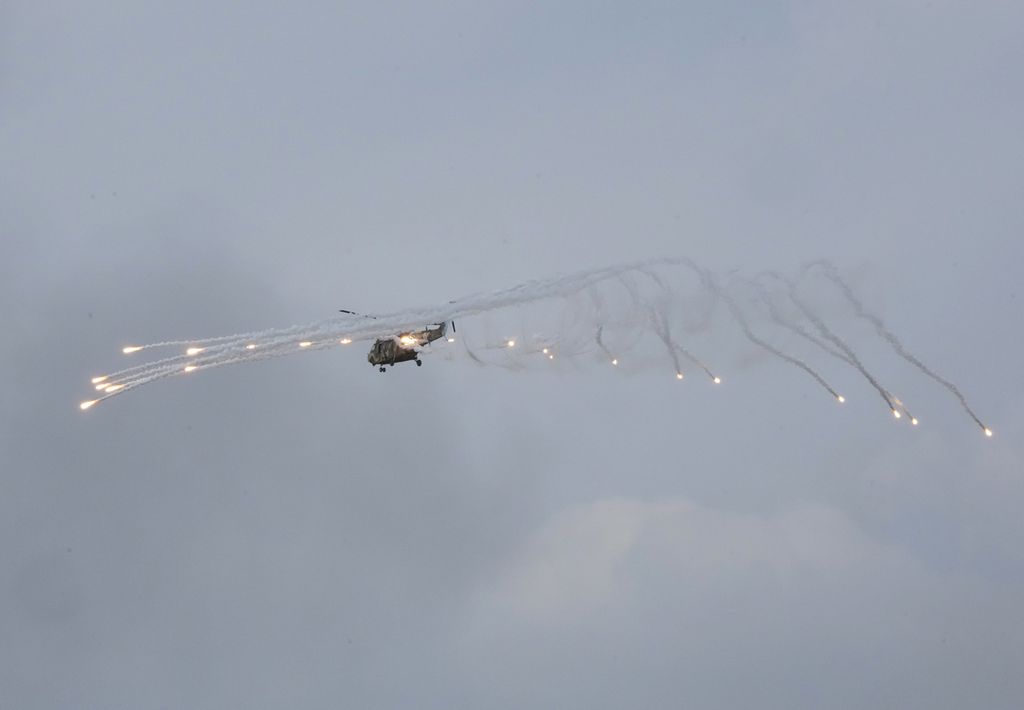 Helikopter Surion milik militer Korea Selatan menembakkan suar selama latihan bersama militer Korsel-AS di Seungjin Fire Training Field di Pocheon, 25 Mei 2023.