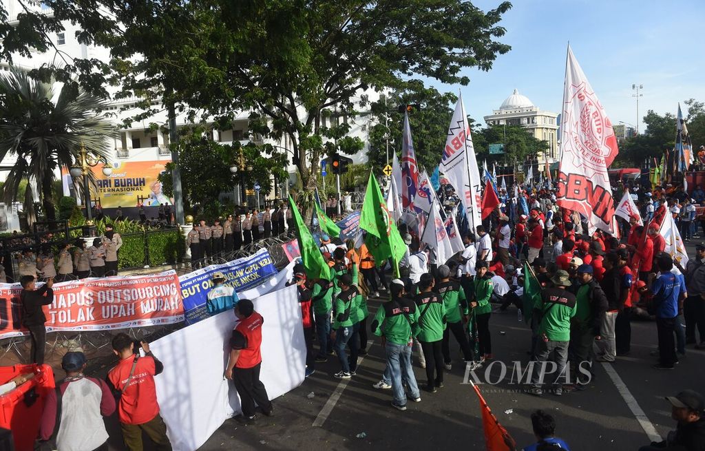 The Labor Day commemoration in front of the Jawa Timur Governor's office, Jalan Pahlawan, Surabaya, on Wednesday (May 1st, 2024). Thousands of workers participated, many of whom came from out of town. Previously, they gathered at Bundaran Waru, then departed together towards the Jawa Timur Governor's office.