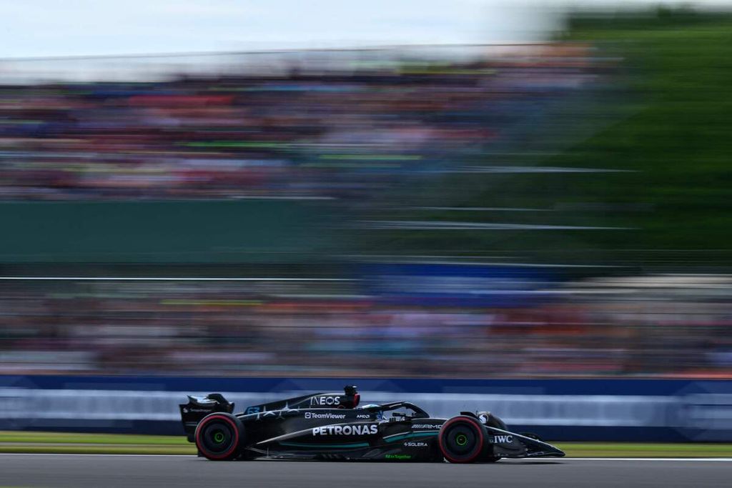 Pebalap Mercedes, George Russell, memacu mobilnya pada sesi kualifikasi Formula 1 seri Inggris di Sirkuit Silverstone, Inggris, Sabtu (8/7/2023).