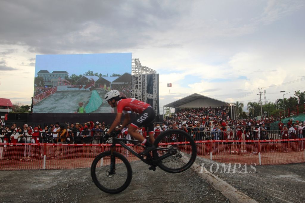 Salah satu pebalap sepeda gunung asal Singapura melompat di salah satu lintasan dengan rintangan kayu dalam ajang Union Cycliste Internationale (UCI) MTB Eliminator World Cup 2022 seri ke-8 di Kota Palangkaraya,Kalimantan Tengah, Minggu (28/8/2022).