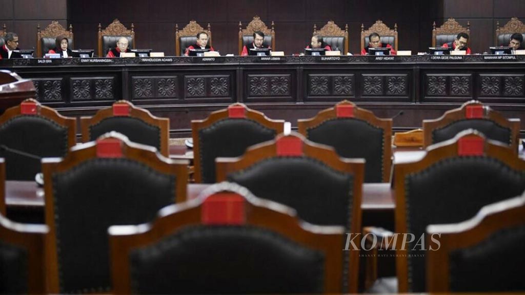 Sembilan hakim kontitusi dipimpin Ketua Mahkamah Konstitusi Anwar Usman (tengah) dalam salah satu sidang di Gedung Mahkamah Konstitusi, Jakarta, Kamis (28/11/2019). 