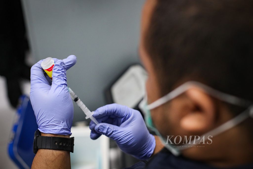 Tenaga kesehatan hewan mengambil vaksin rabies dari botol di Pusat Kesehatan Hewan (Puskeswan) Ragunan, Jakarta, Sabtu (7/10/2023).