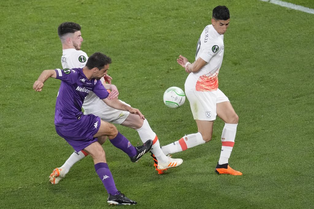 Gelandang Fiorentina Giacomo Bonaventura mencetak gol saat melawan West Ham United pada laga final Liga Konferensi Eropa di Arena Eden, Praha, Ceko, Jumat (8/6/2023) dini hari WIB. 