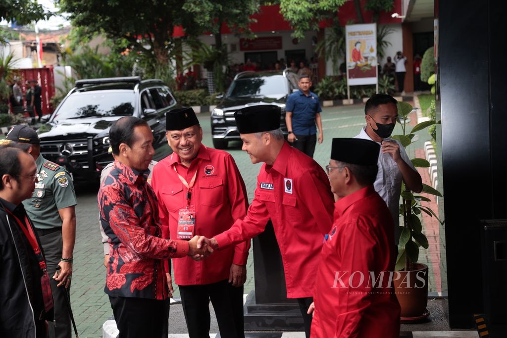 Presiden Joko Widodo disambut bakal calon presiden dari PDI-P, Ganjar Pranowo (dua dari kanan), saat tiba dalam pembukaan rapat kerja nasional (rakernas) III PDI-P di Sekolah Partai PDI Perjuangan, Lenteng Agung, Jakarta, Selasa (6/6/2023).