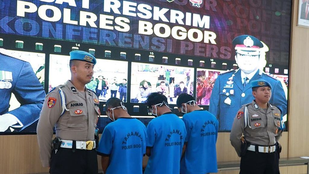 Kepolisian Resor Bogor, Jawa Barat, menangkap MFS (20), DY (25), dan JA (23) setelah merampok dan membunuh sopir taksi daring di Tol Jagorawi Km 37+400 Sentul, Babakan Madang, Senin (3/4/2023),