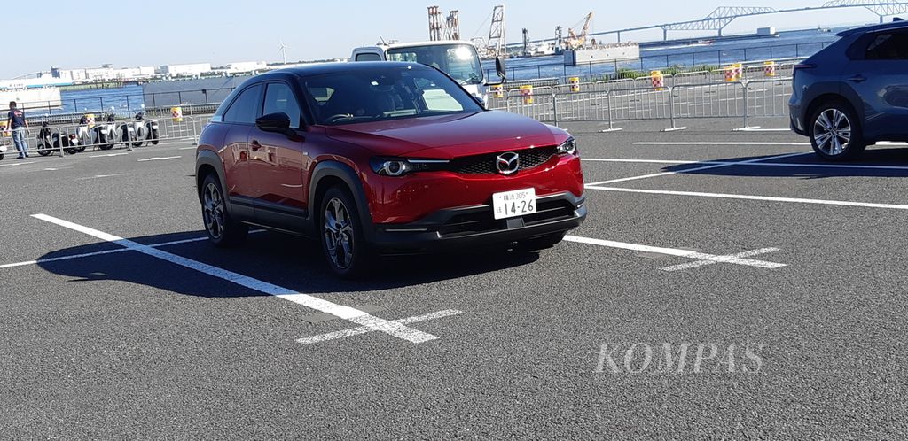 Mazda MX-30 melaju di arena <i>test drive</i> pada Kamis (26/19/2023) siang. Arena <i>test drive </i>itu berjarak sekitar 50 meter dari lokasi Japan Mobility Show 2023.