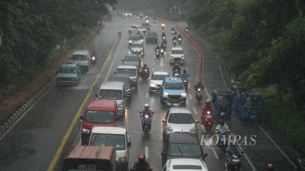 Hujan deras mengguyur Jalan Salemba Raya, Jakarta Pusat, Kamis (16/2/2023). 