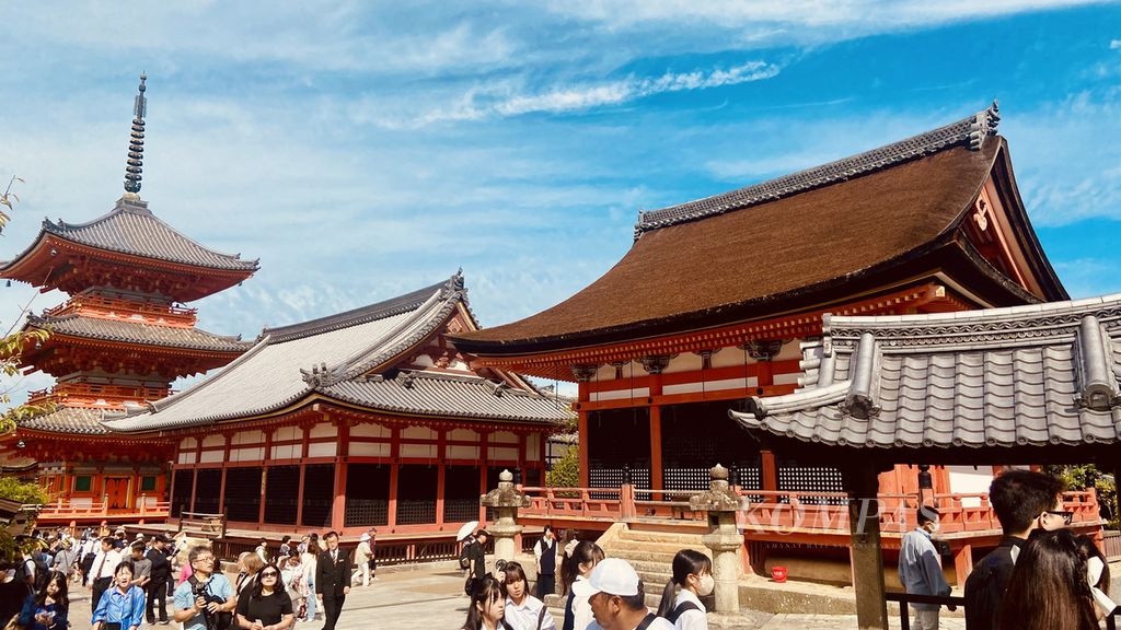 Halaman Kuil Kiyumizu di Kyoto, Jepang, Jumat (3/10/2023). Kuil itu menjadi situs warisan budaya dunia sekaligus salah satu andalan pariwisata Jepang.