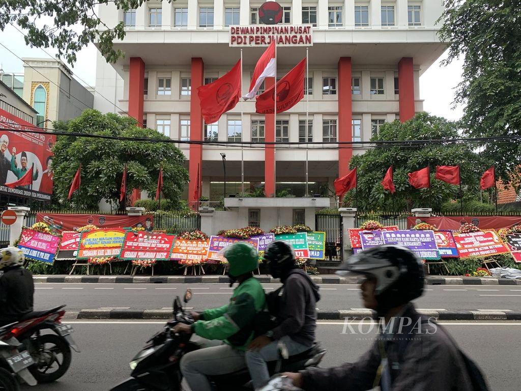 Puluhan karangan bunga dari sejumlah tokoh masyarakat berjajar di depan kantor Dewan Pimpinan Pusat Partai Demokrasi Indonesia Perjuangan (PDI-P), Menteng, Jakarta, Kamis (7/3/2024). Mereka mendukung PDI-P agar segera menggulirkan hak angket di DPR.