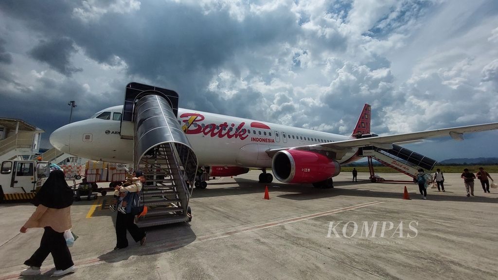 Pesawat Airbus A320 yang dioperasikan maskapai Batik Air berada di Bandara Internasional Aji Pangeran Tumenggung (APT) Pranoto, Samarinda, Kalimantan Timur, Kamis (19/10/2023). Bandara APT Pranoto yang berada di sisi utara Kota Samarinda ini mulai beroperasi sejak Mei 2018. 