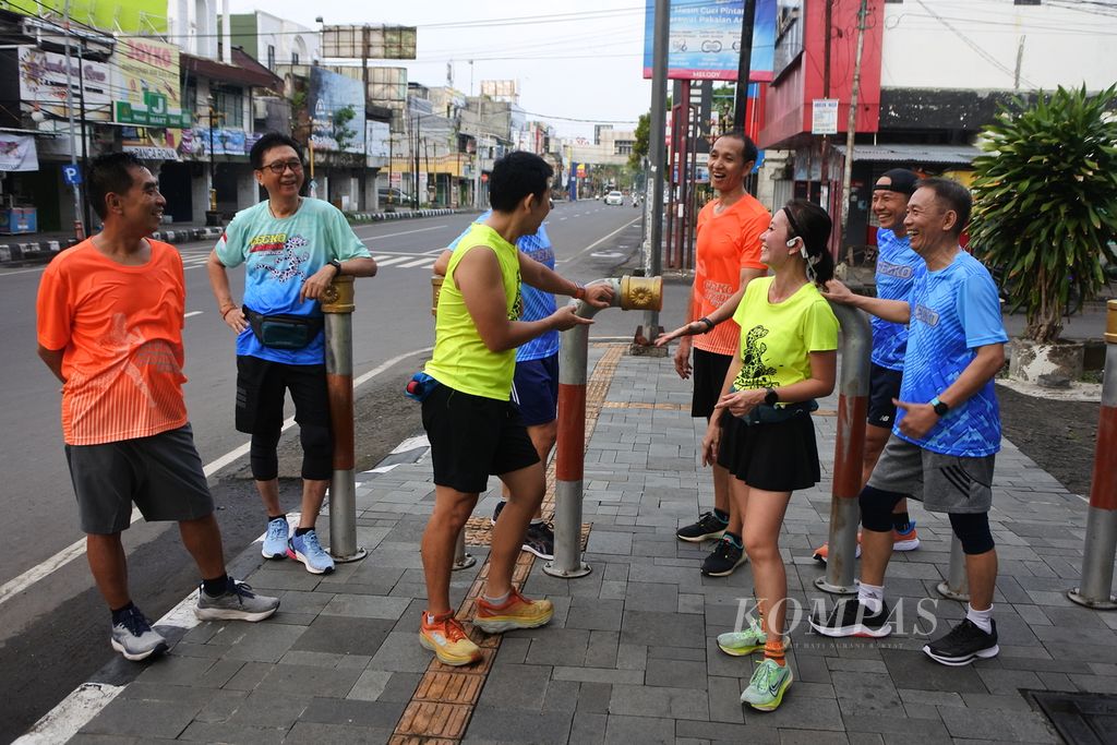 Anggota komunitas Gecko Lombok Runners saling bercanda seusai berlari sejauh 10 kilometer di kawasan Jalan Pejanggik, Kota Mataram, Nusa Tenggara Barat, Sabtu (6/1/2024) lalu.