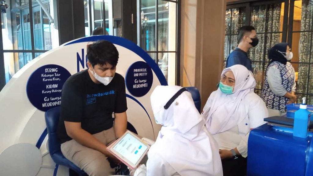 A young man performs early detection of peripheral neuropathy at the commemoration of World Diabetes Day 2022 in Jakarta on Wednesday (9/11/2022).