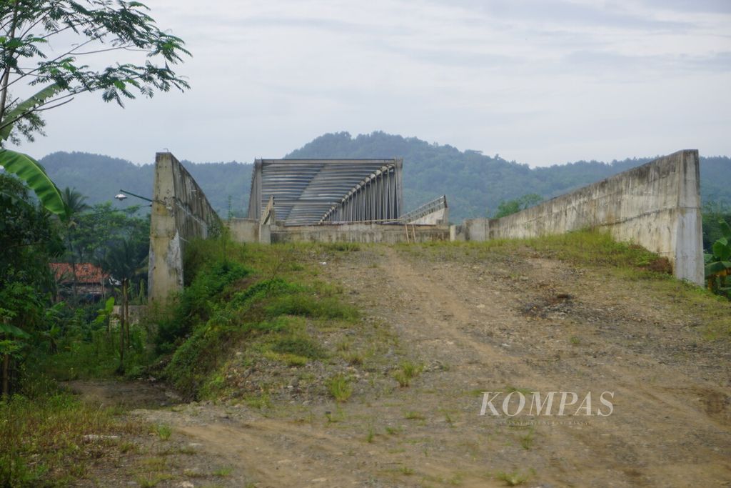Kondisi jembatan Sungai Serayu penghubung Pegalongan-Mandirancan di Kabupaten Banyumas, Jawa Tengah, Senin (6/2/2023). Jembatan ini ditargetkan bisa dilewati kendaraan pada akhir 2023.