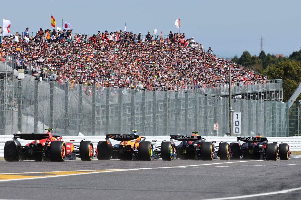 Para pebalap bersiap melakukan start ulang saat Grand Prix Formula 1 seri Jepang di Sirkuit Suzuka, Prefektur Mie, Jepang, Minggu (7/4/2024). Start diulang setelah terjadi tabrakan antara Alexander Albon (Williams) dan Daniel Ricciardo (RB).
