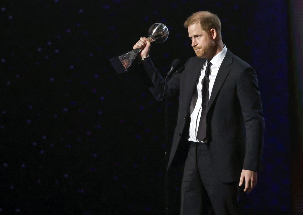 Pangeran Harry, Duke of Sussex, menerima penghargaan Pat Tillman Awards di atas panggung pada ESPY Awards 2024 di Dolby Theatre, Hollywood, California, Amerika Serikat, pada 11 Juli 2024 