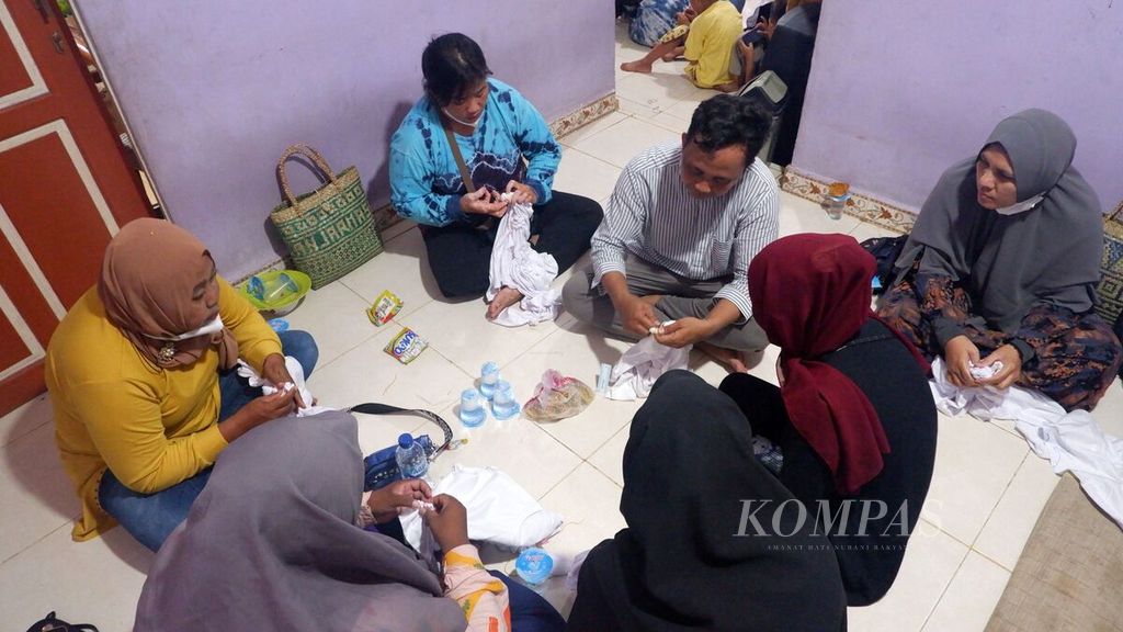 Ketua Yayasan Rumah Kreatif dan Pintar Muhammad Aripin (tengah) mengajari ibu-ibu membuat sasirangan dalam kegiatan lokakarya pembuatan sasirangan dan <i>ecoprint </i>di Rumah Kreatif dan Pintar, Kota Banjarmasin, Kalimantan Selatan, Sabtu (17/9/2022).