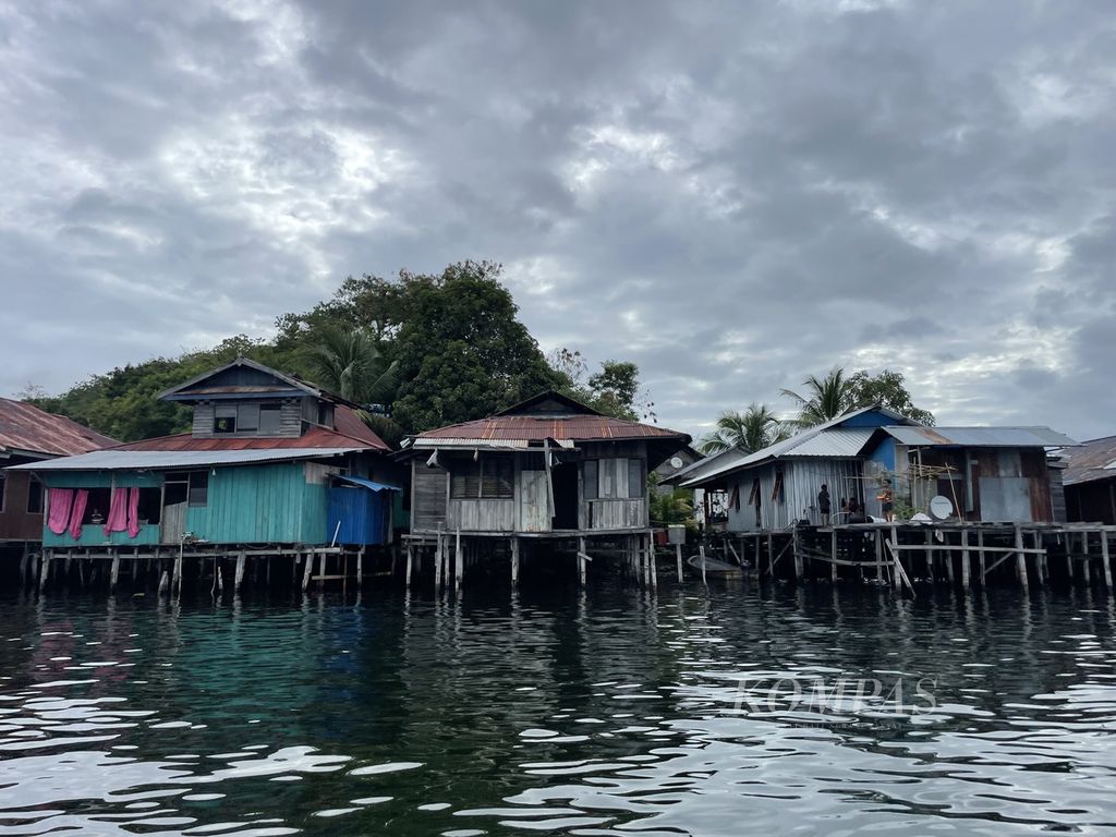Suasana perkampungan di Kampung Hobong, Distrik Sentani, Kabupaten Jayapura, Papua, Kamis (25/1/2024). Kawasan pesisir Danau Sentani merupakan kawasan bermukim masyarakat asli suku Sentani yang masih menggunakan bahasa lokal.