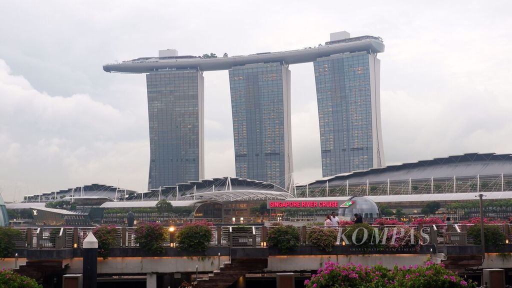 Kawasan Marina Bay Sands di jantung kota Singapura sebagaimana tampak dari dermaga wisata pelayaran sungai Singapura, Selasa (16/4/2024) sore.