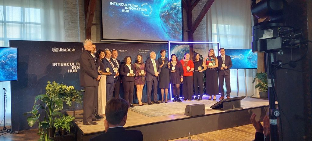 The IIH 2023 award recipients took a photo together with the IIH 2023 Chief Judge and representatives from UNAOC and BMW Group.