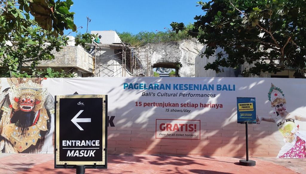 Kawasan wisata Garuda Wisnu Kencana (GWK) Cultural Park di Ungasan, Kuta Selatan, Kabupaten Badung, Senin (6/6/2022), tetap dibuka untuk wisatawan meskipun di kawasan wisata tersebut sedang dilaksanakan perbaikan untuk menyukseskan pelaksanaan KTT G20 di Bali.
