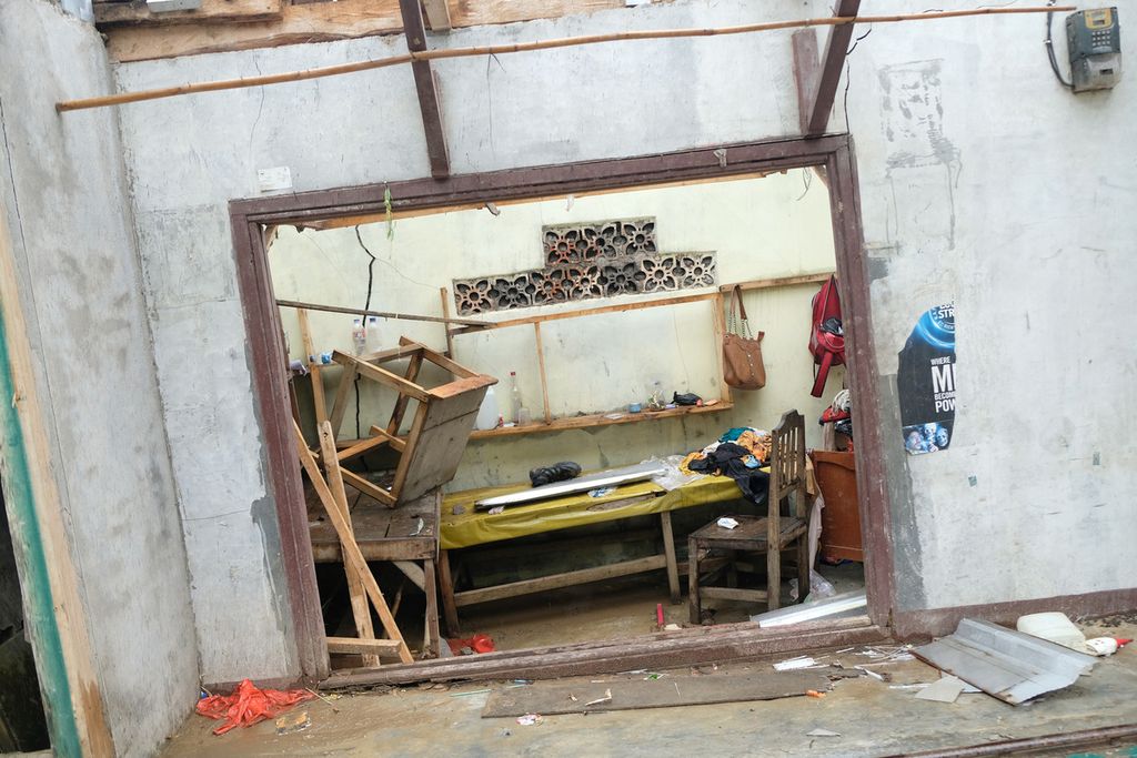 Salah satu rumah warga yang rusak akibat pergerakan tanah di Kampung Curug, Desa Bojong Koneng, Kecamatan Babakan Madang, Kabupaten Bogor, Rabu (9/11/2022). Sejumlah rumah dan jalan rusak akibat pergerakan tanah di Desa Bojong Koneng dan sekitarnya masih belum diperbaiki.