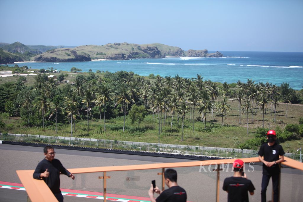 Pengunjung berfoto dari Svarga Lounge di Bukit 360 di kawasan Sirkuit Internasional Mandalika, Lombok, NTB, Senin (23/5/2022). Jadwal sementara balapan MotoGP musim 2023 di Sirkuit Mandalika diagendakan di urutan ke-16 pada 13-15 Oktober 2023.