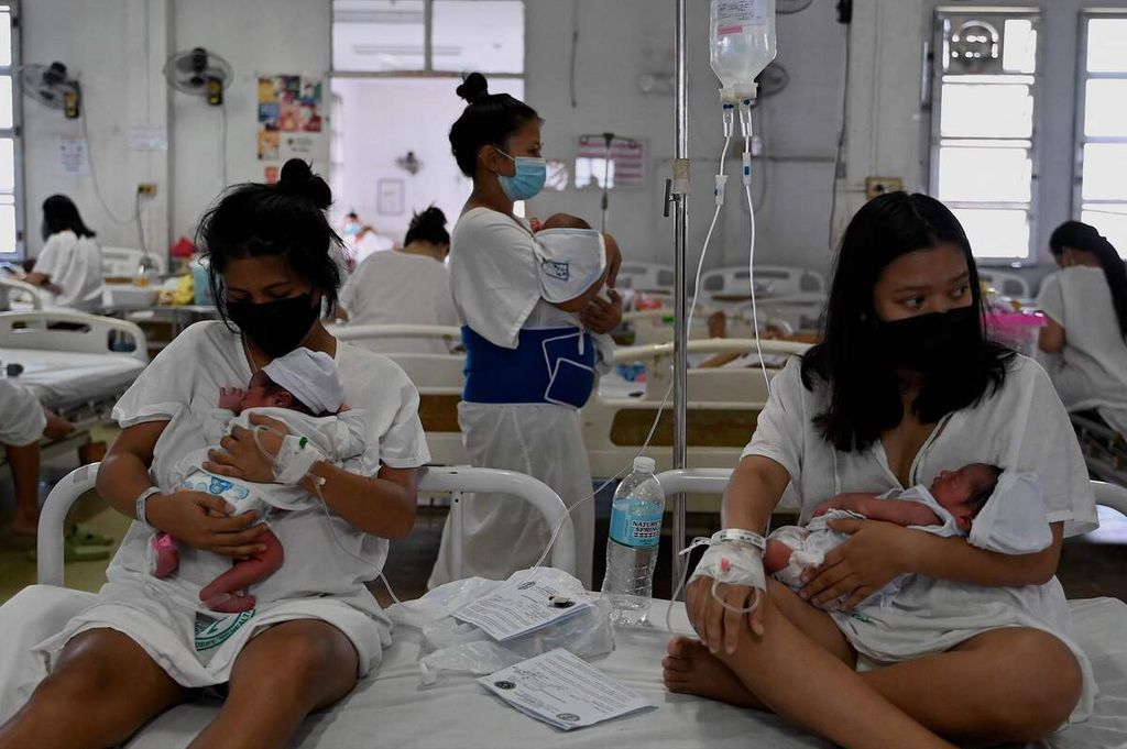 Para ibu menggendong bayi mereka yang lahir di hari kabisat, 29 Februari 2024, di rumah sakit bersalin di Manila, Filipina. 