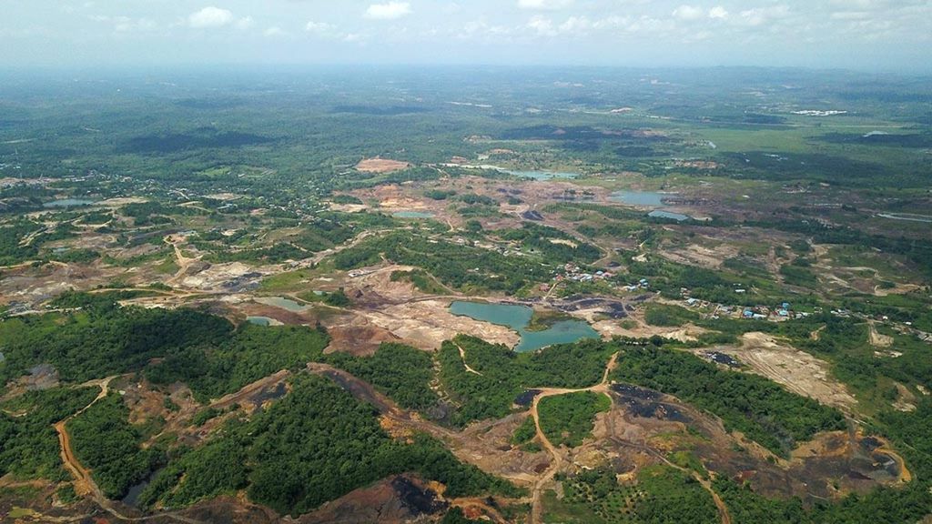 Penggalian tambang batubara yang masih beroperasi di kawasan konservasi Taman Hutan Raya Bukit Soeharto, Kutai Kartanegara, Kalimantan Timur, Jumat (23/11/2018). Kawasan konservasi alam ini seharusnya dilindungi dan terbebas dari aktivitas pertambangan.