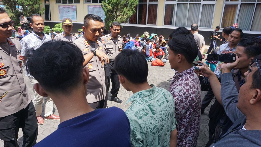 Sebanyak 71 pelajar dari 6 sekolah menengah kejuruan dari wilayah Bogor, Jawa Barat, membolos massal. Mereka hendak pergi ke bersama ke Candi Borobudur di Magelang, Jawa Tengah, dengan menumpang truk berganti-ganti. Karena meresahkan sopir truk di jalan raya, mereka digiring ke Kepolisian Resor Banyumas, Kamis (12/9/2019).