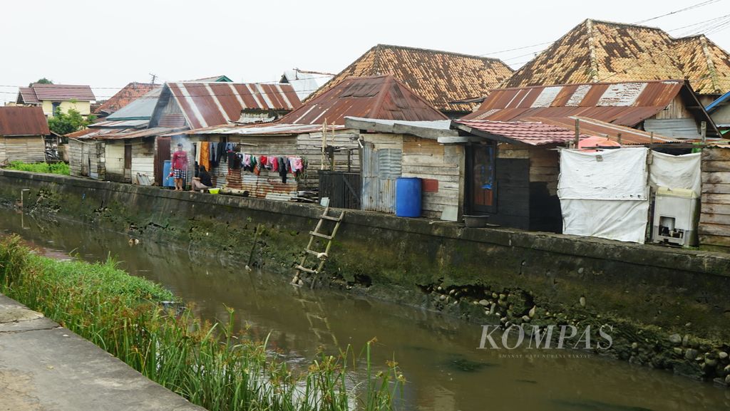 Kawasan kumuh di Kelurahan 3-4 Ulu, Kecamatan Seberang Ulu I, Palembang, Sumatera Selatan, Selasa (30/8/2022). Di kawasan ini masih banyak rumah tidak laik. Namun, warga yang sudah mengajukan diri sejak lama mendaftarkan diri untuk rumahnya dibedah belum mendapatkan bantuan.