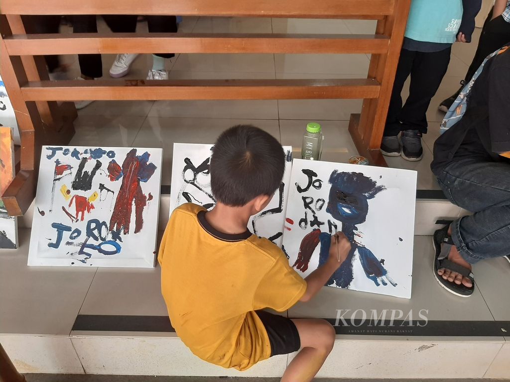 Seorang anak masih mencoba menambahkan sapuan warna dalam lukisan yang semula sudah dianggapnya selesai dan sudah dipajangnya, dalam <i>workshop </i>"Merdeka Menggambar", Kamis (17/8/2023). Digelar di Museum BPK-RI, <i>workshop </i>ini diikuti lebih dari 80 anak.